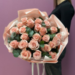 Букет из розовых роз с эвкалиптом #30