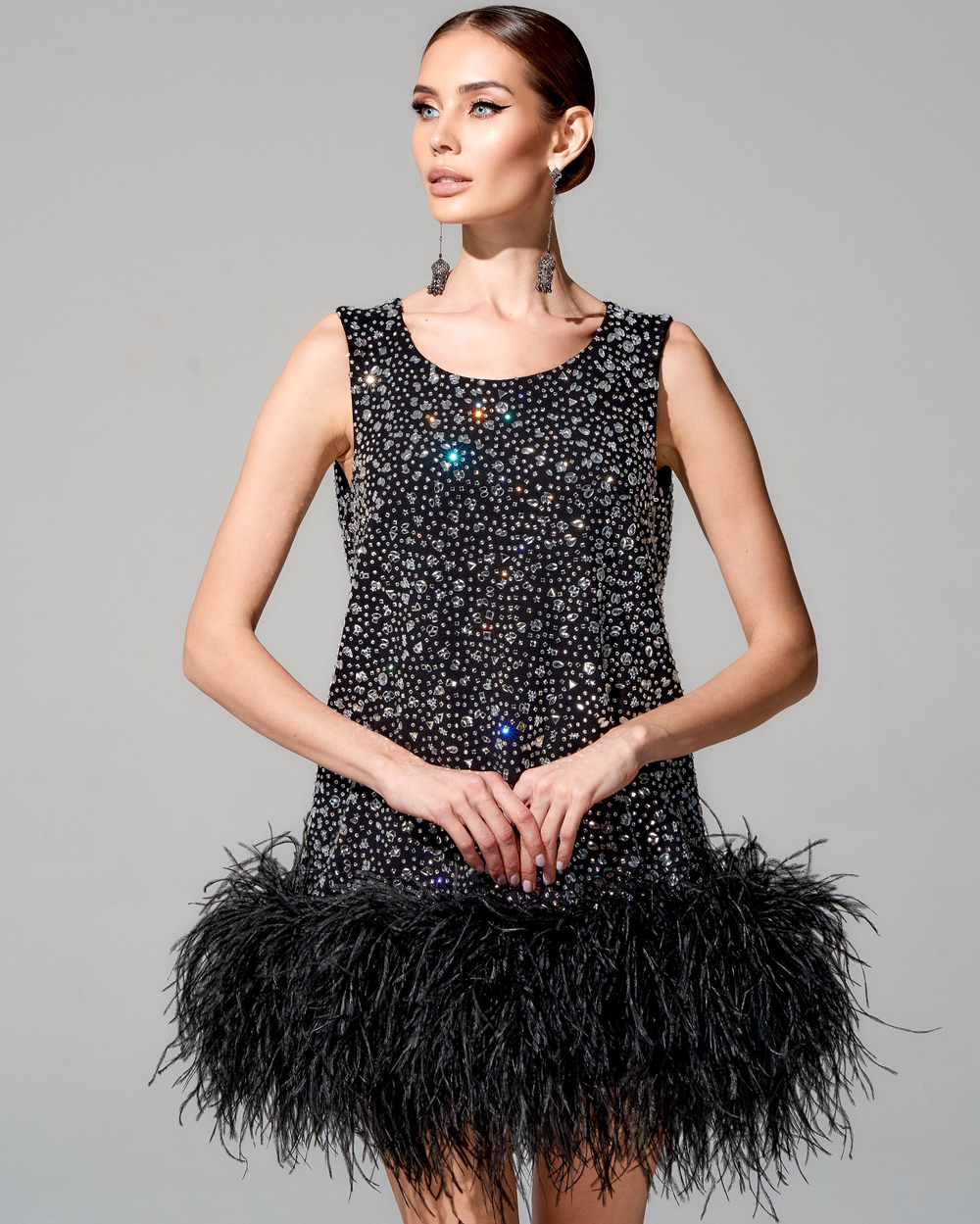 Платье длины мини "Венера" с премиальными перьями страуса