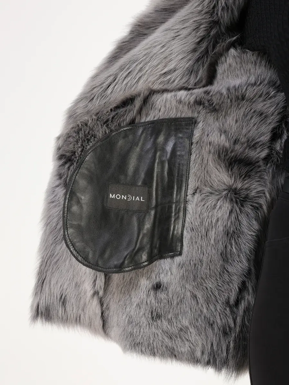 Дубленка зимняя натуральная с капюшоном короткая