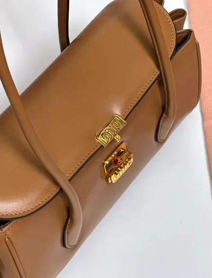 Cумку MIU MIU с двойной ручкой в коричневом цвете