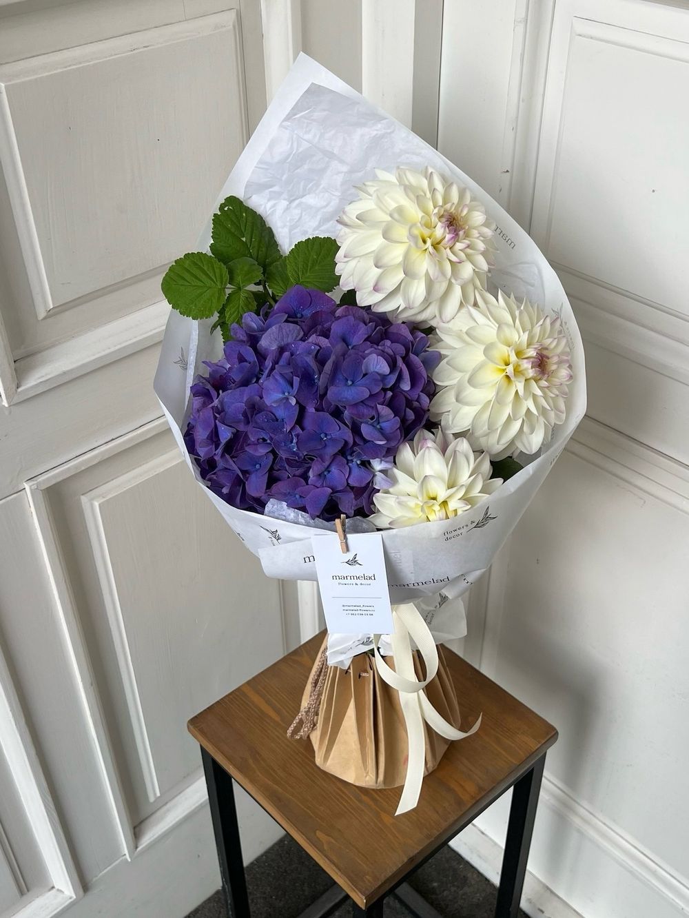 Кулек из гортензии и георгин