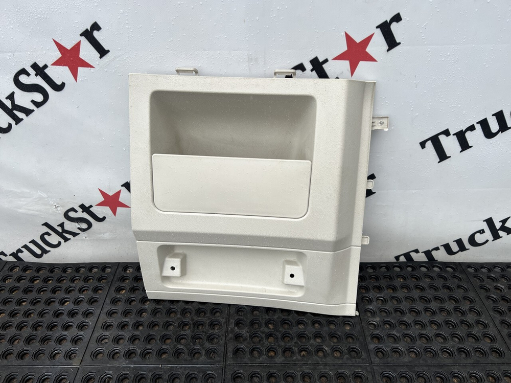 Бардачок вещевой правый 2023г