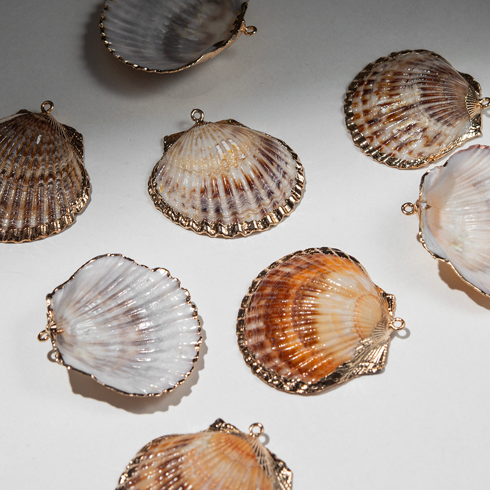 Подвеска из натуральной ракушки, украшенная позолотой, 39-48*40-48мм