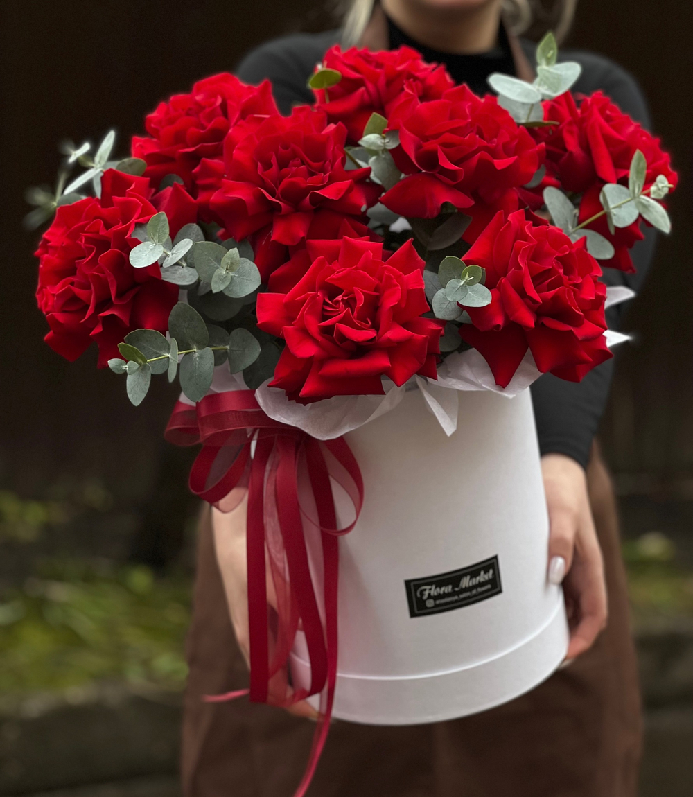 Эффектная шляпная коробка из красных французских роз и эвкалипта