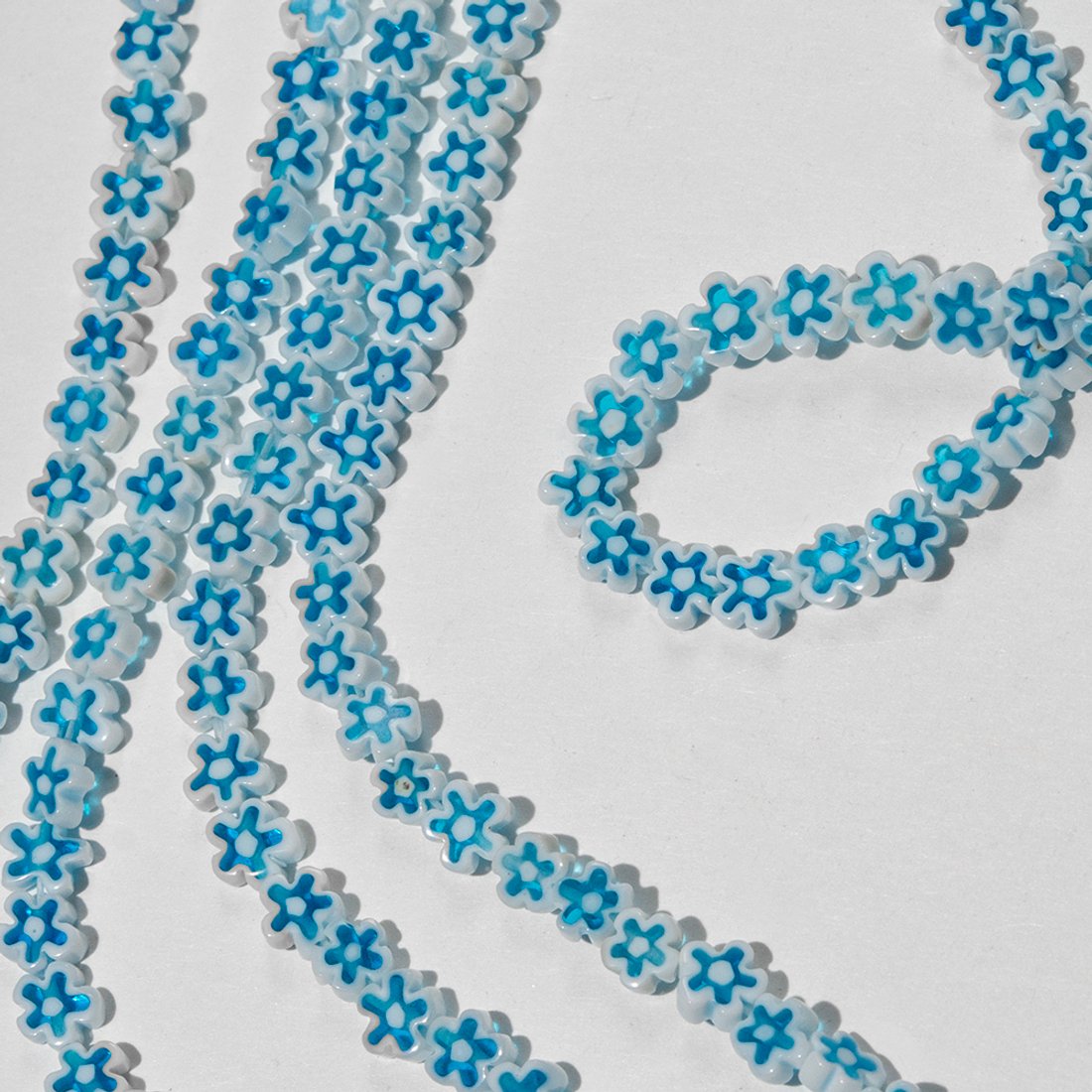 Стеклянные бусины в форме голубых цветочков, 7-8мм