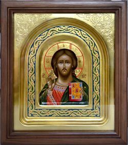 Иисус Христос. Писанная икона Спасителя в киоте.