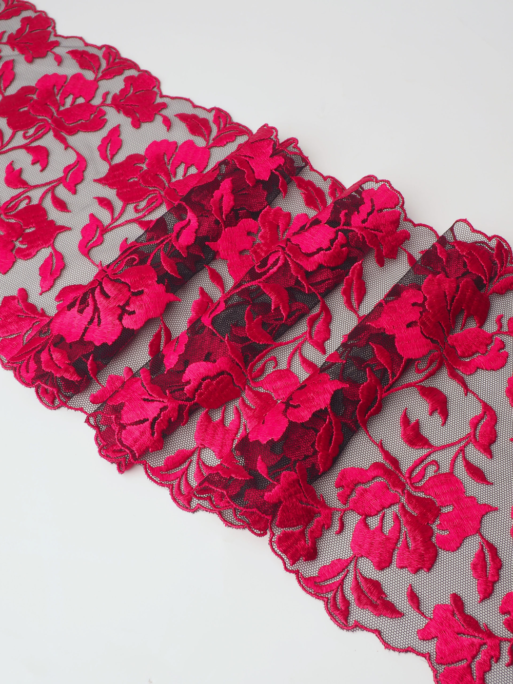 Вышивка на сетке чёрная с красным ширина 15 см отрез 1.5 м