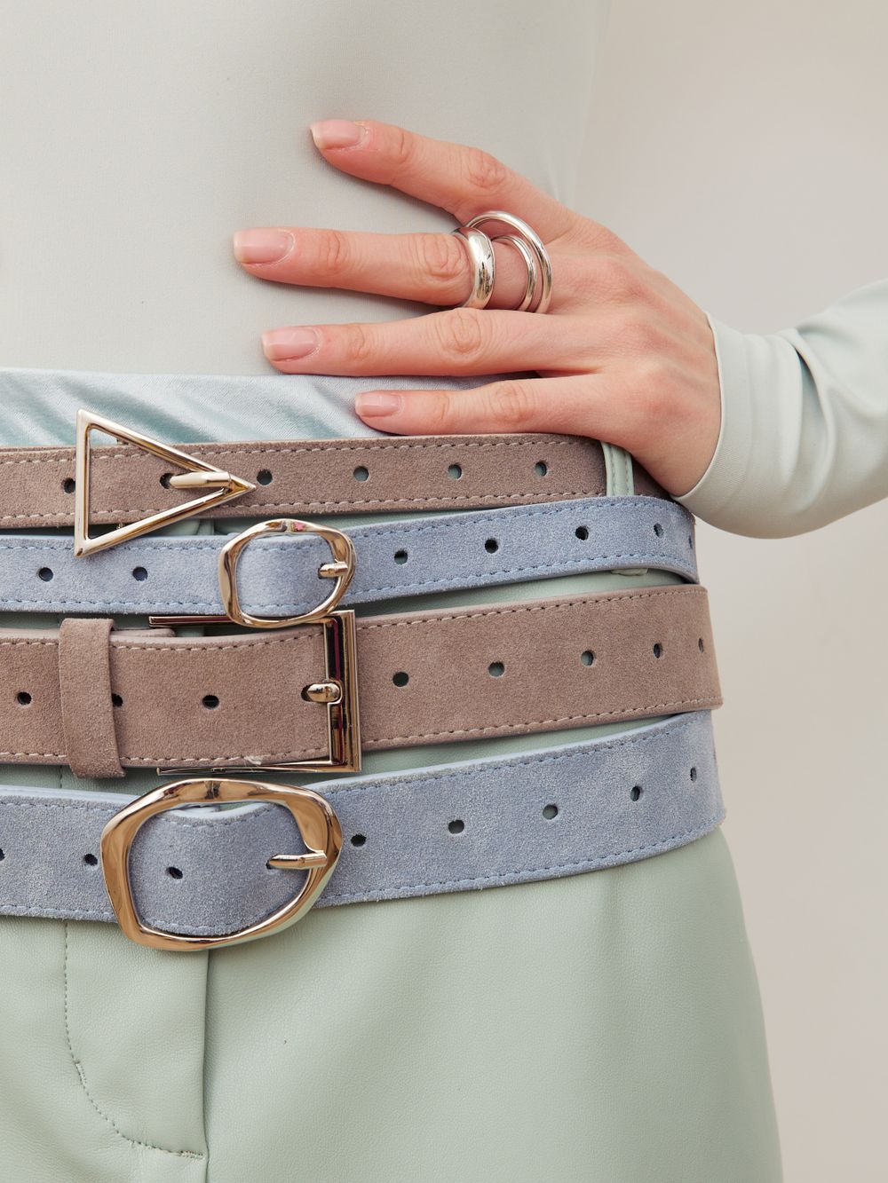 БАЗОВЫЙ ТОНКИЙ РЕМЕНЬ С ТРЕУГОЛЬНОЙ ПРЯЖКОЙ ЗАМША СЕРЫЙ