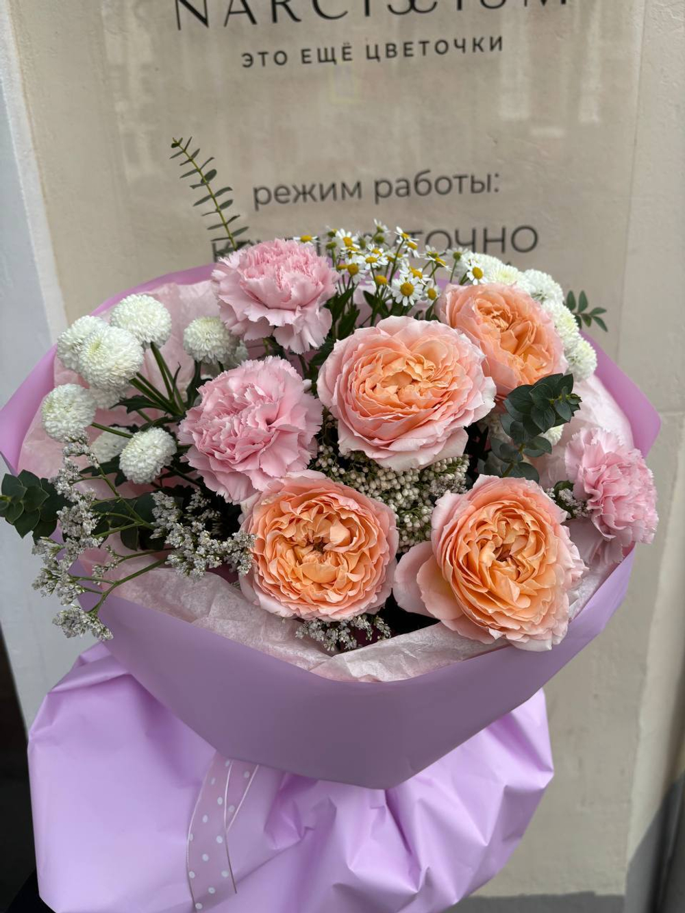 Авторский букет с кустовой розой и танацетумом