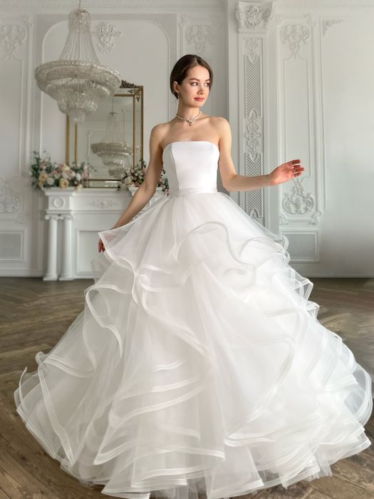 Свадебное корсетное платье с многоярусной юбкой (молочный)