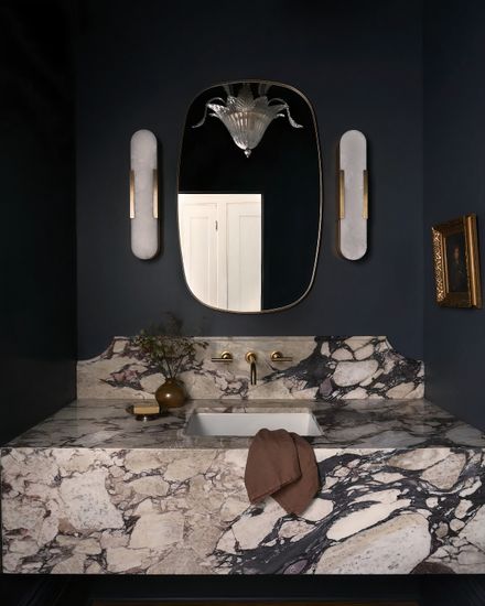 Золотое настенное зеркало “Вейл”