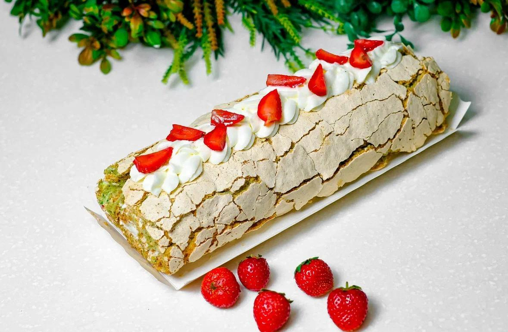 Фисташковый рулет с клубникой