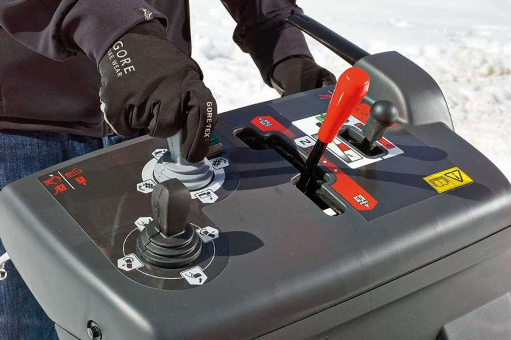 Снегоуборщик бензиновый с двигателем Honda гусеничный HONDA HSM 1380 IE с электростартером HSM1380IK1ETD