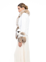 Женская белая кожаная куртка с меховой отделкой