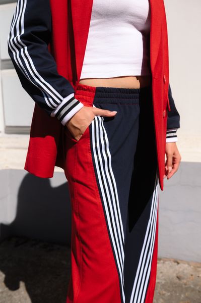 Брючный костюм красный с лампасами