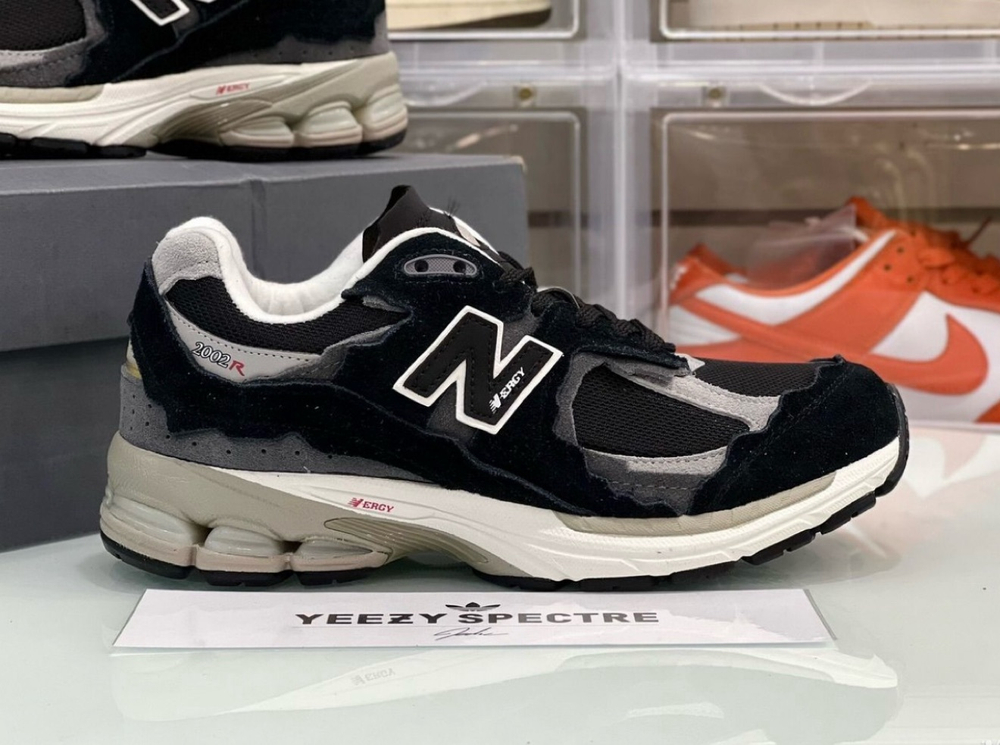 New Balance 2002R Protection Pack - Black Grey