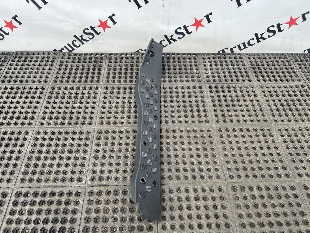 Накладка порога правая 2023г