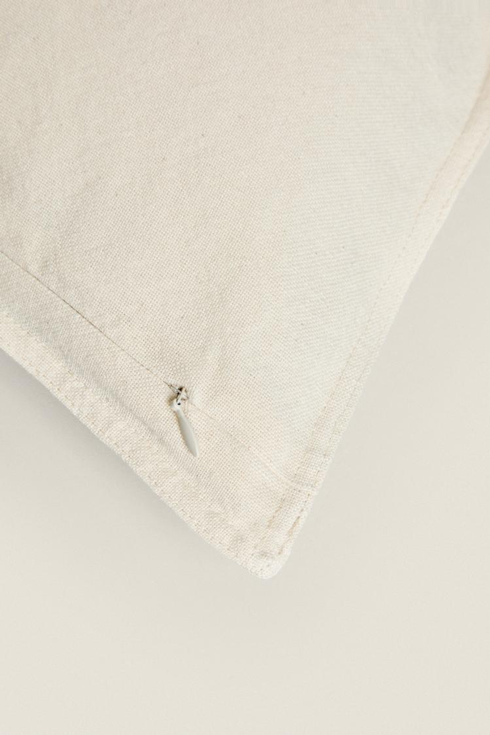 ZARA HOME ЛЬНЯНОЙ ЧЕХОЛ НА ПОДУШКУ, ЖЕЛТОВАТО-БЕЛЫЙ