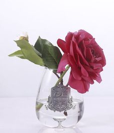 Роза чайная красная в прозрачной вазе, Cote Noire