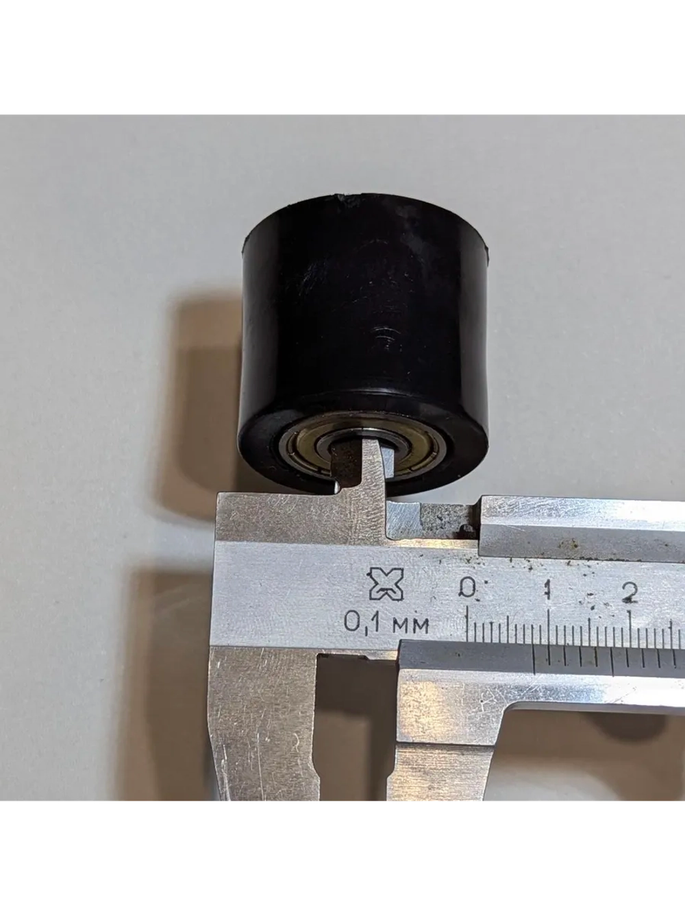 t t Ролик натяжителя приводной цепи гладкий 8mm