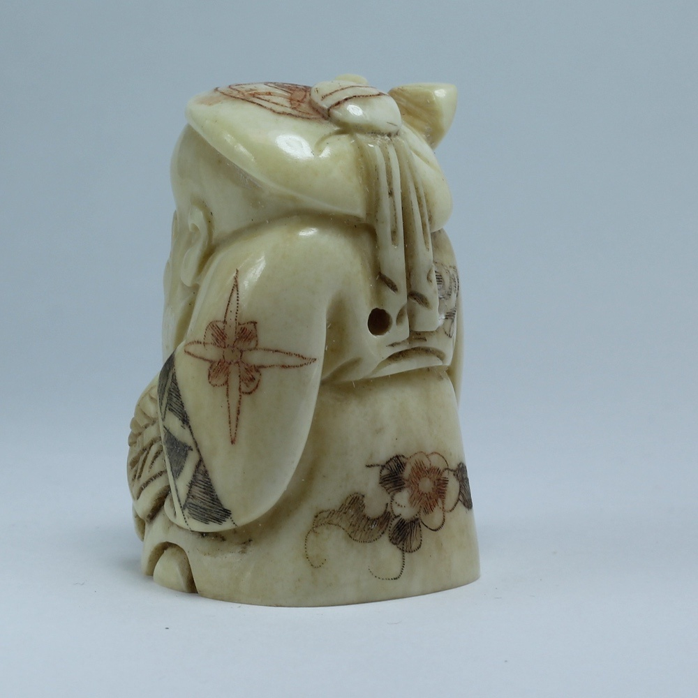 Нэцкэ Шоусин с посохом