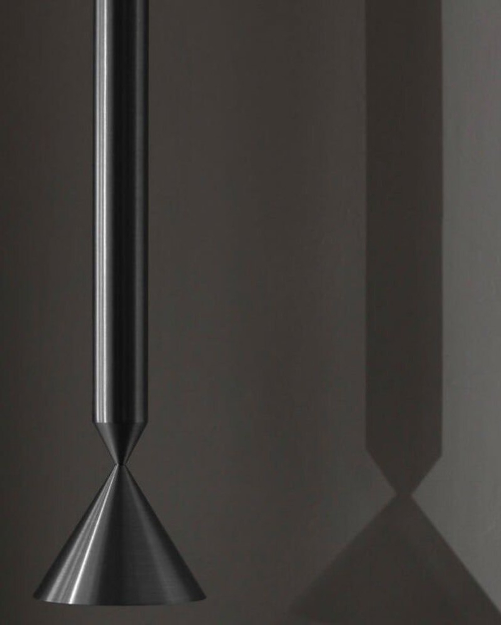 Современный лаконичный светильник с вытянутой чёрной формой.