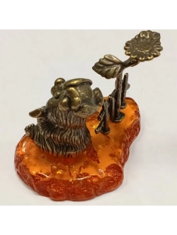 Бронзовая статуэтка на янтаре