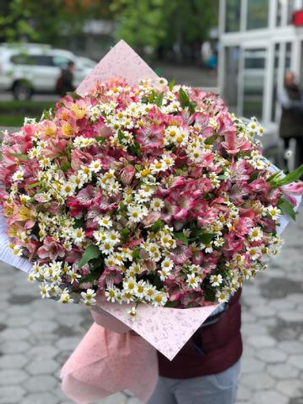 Букет из ромашек и альстромерий