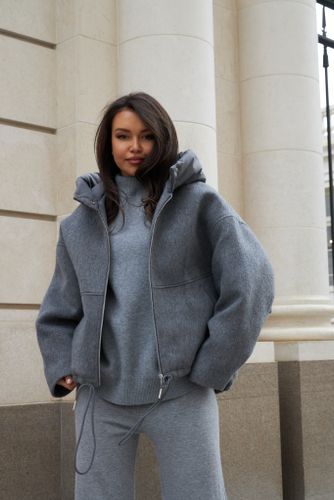 Утепленная серая куртка с капюшоном