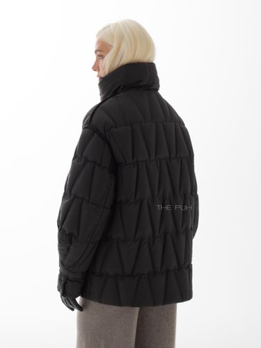 Удлиненный пуховик черного цвета на косой молнии