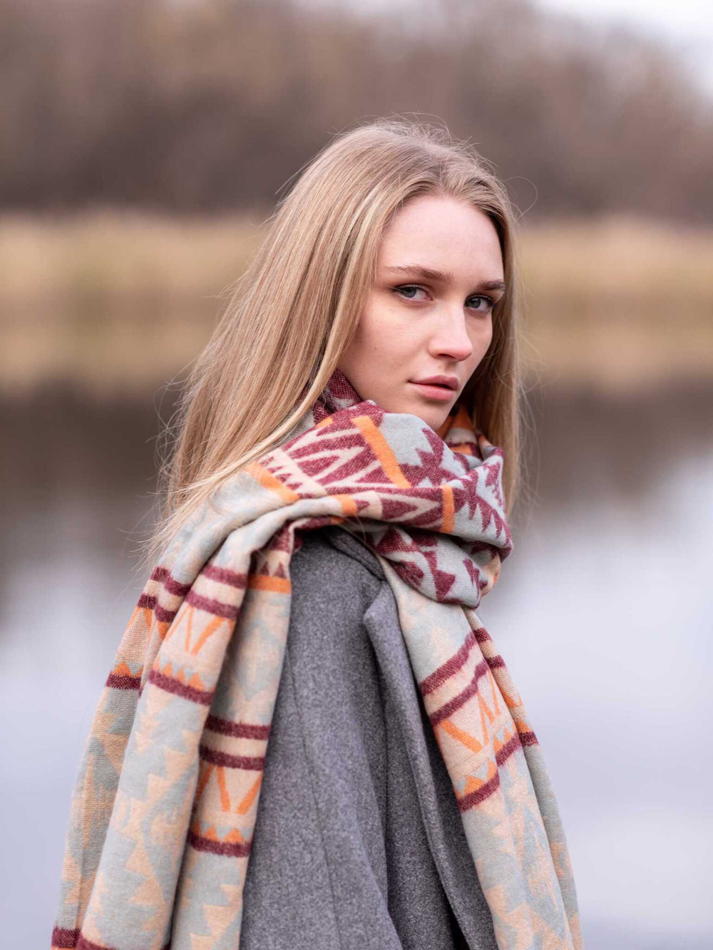 Теплый палантин с орнаментом