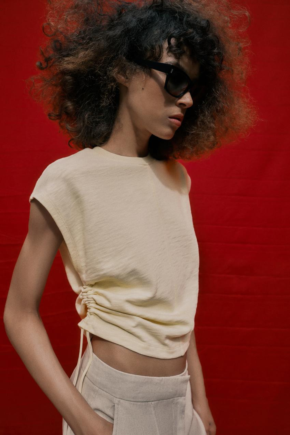 ZARA ФУТБОЛКА В СТИЛЕ РУСТИК СО СБОРКАМИ, ЦВЕТ СЛИВОЧНОГО МАСЛА