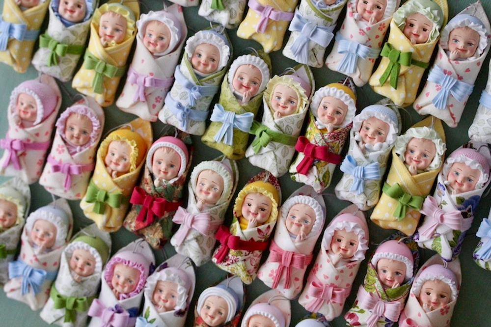 Елочная игрушка Пупсик в одеялке. Девочка