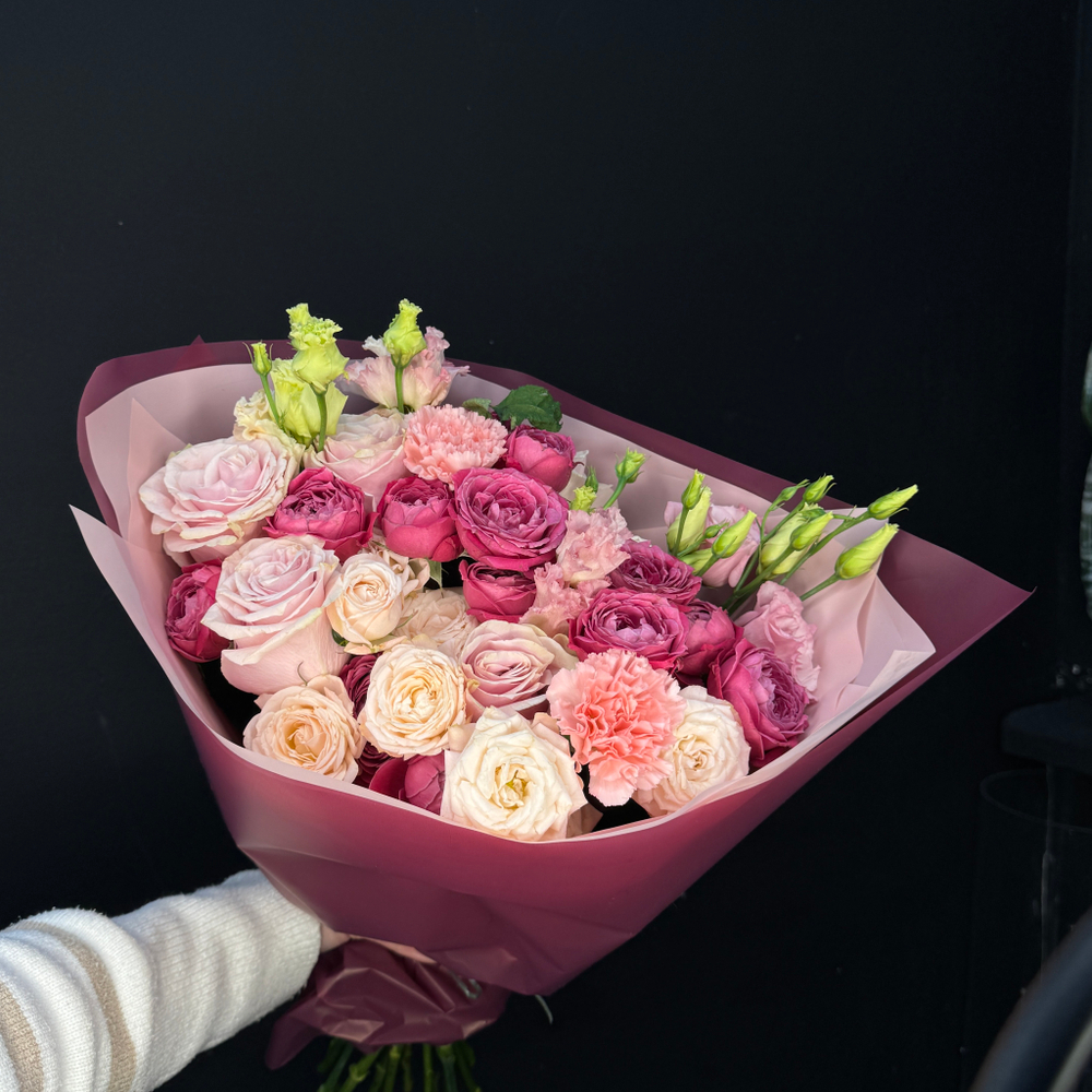 Букет из микса роз, диантусов и эустомы