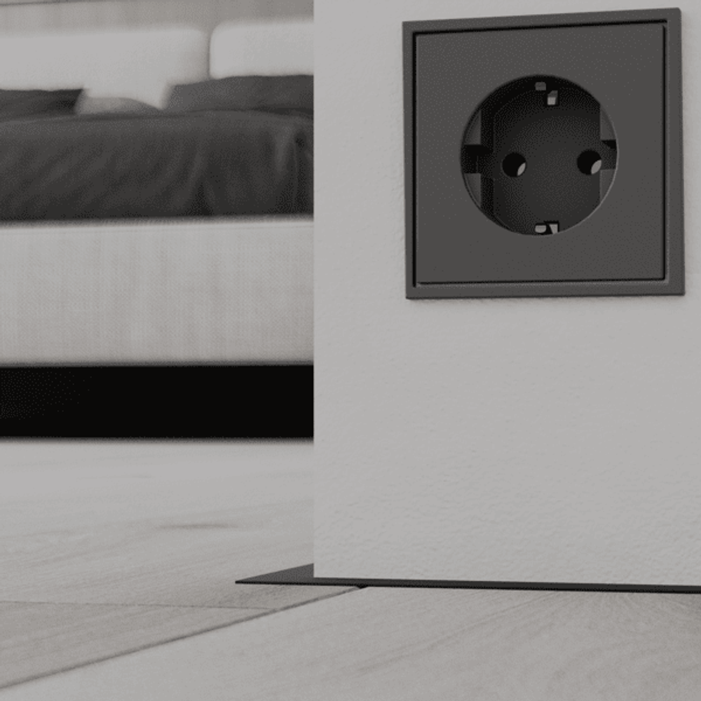 Микроплинтус для пола черный матовый, алюминиевый, C-05.25.3 Ликорн 6×16×2500 мм