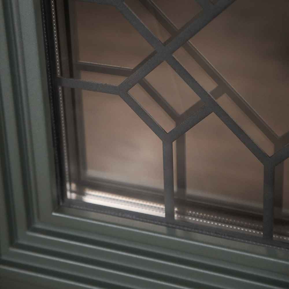 Стальная дверь "Цаворит" с окном и лазерной резкой (терморазрыв 3к). Заказная модель.