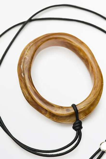 Massimo Dutti Колье из кожаного шнура с кольцом под мрамор, карамельный