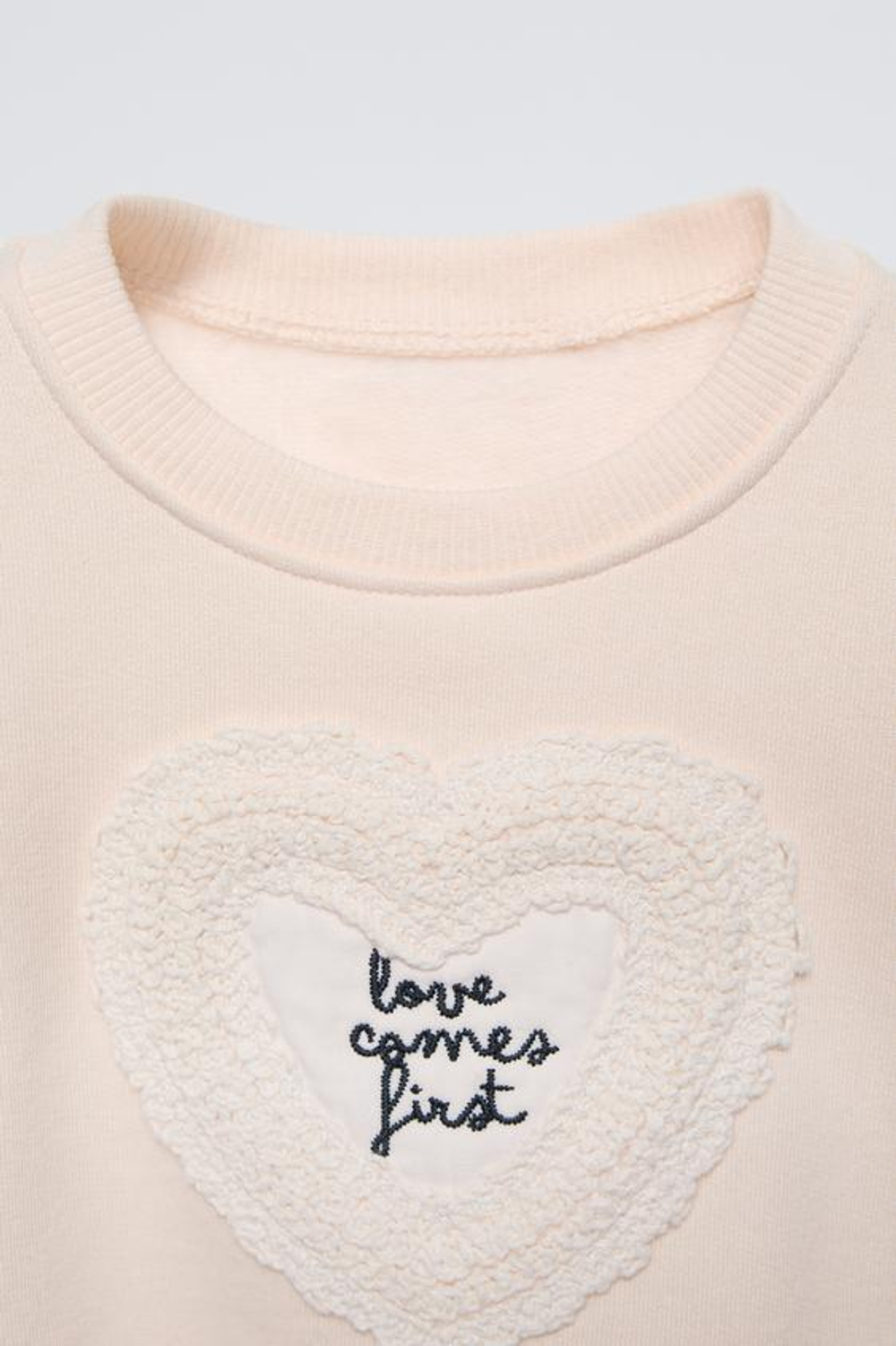 ZARA ТОЛСТОВКА С ДЕТАЛЬЮ «СЕРДЦЕ» ИЗ КРУЖЕВА КРОШЕ, ЭКРЮ