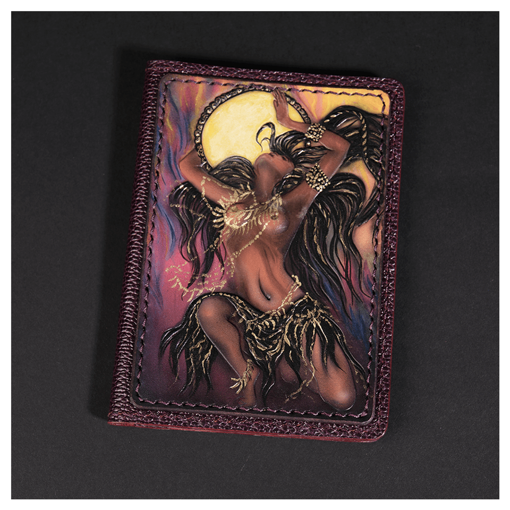 Кожаная обложка на паспорт «Шаманка» (фигура)