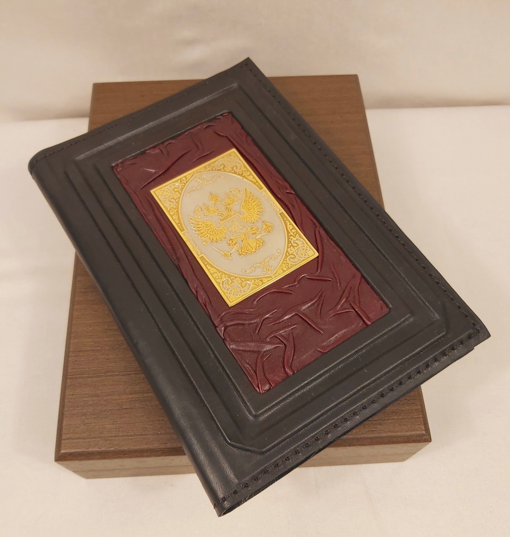 Ежедневник "Герб РФ" (златоустовская гравюра) из натуральной кожи со съемной обложкой в футляре