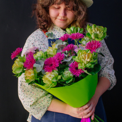 28. Эффектный стильный букет с гермини и розами