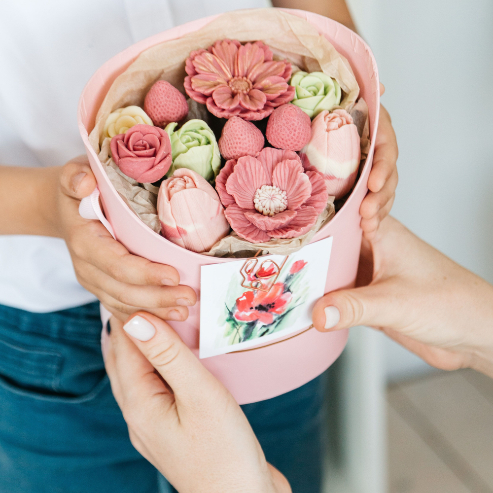 Шоколадный букет в коробке "Вкус Любви" из роз, тюльпанов, клубники, подарок любимой, на 8 марта, на День Рождения.