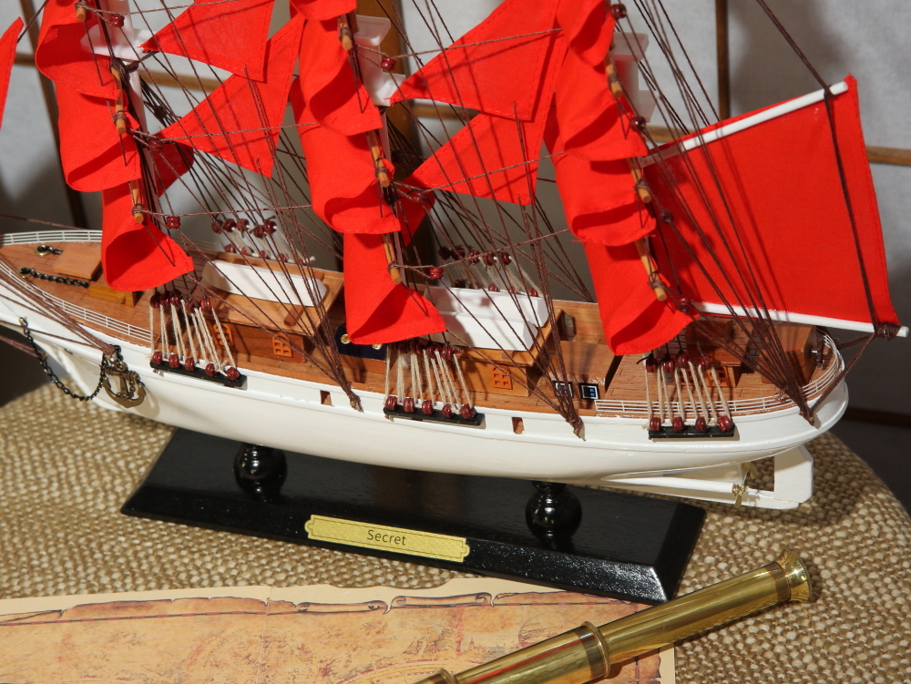 Модель парусника "Secret" ( "Алые Паруса")