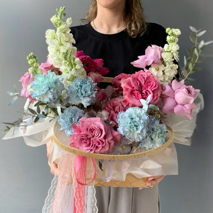 Композиция в плетенной сумке с маттиолой, пионовидными розами и гвоздикой. Букет 1113