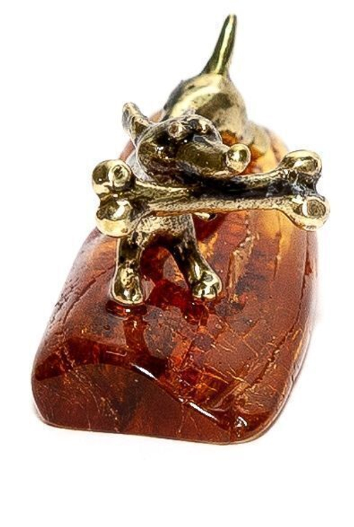 Фигурка с янтарем натуральным цельным - Такса с костью. Статуэтка из янтаря цельного