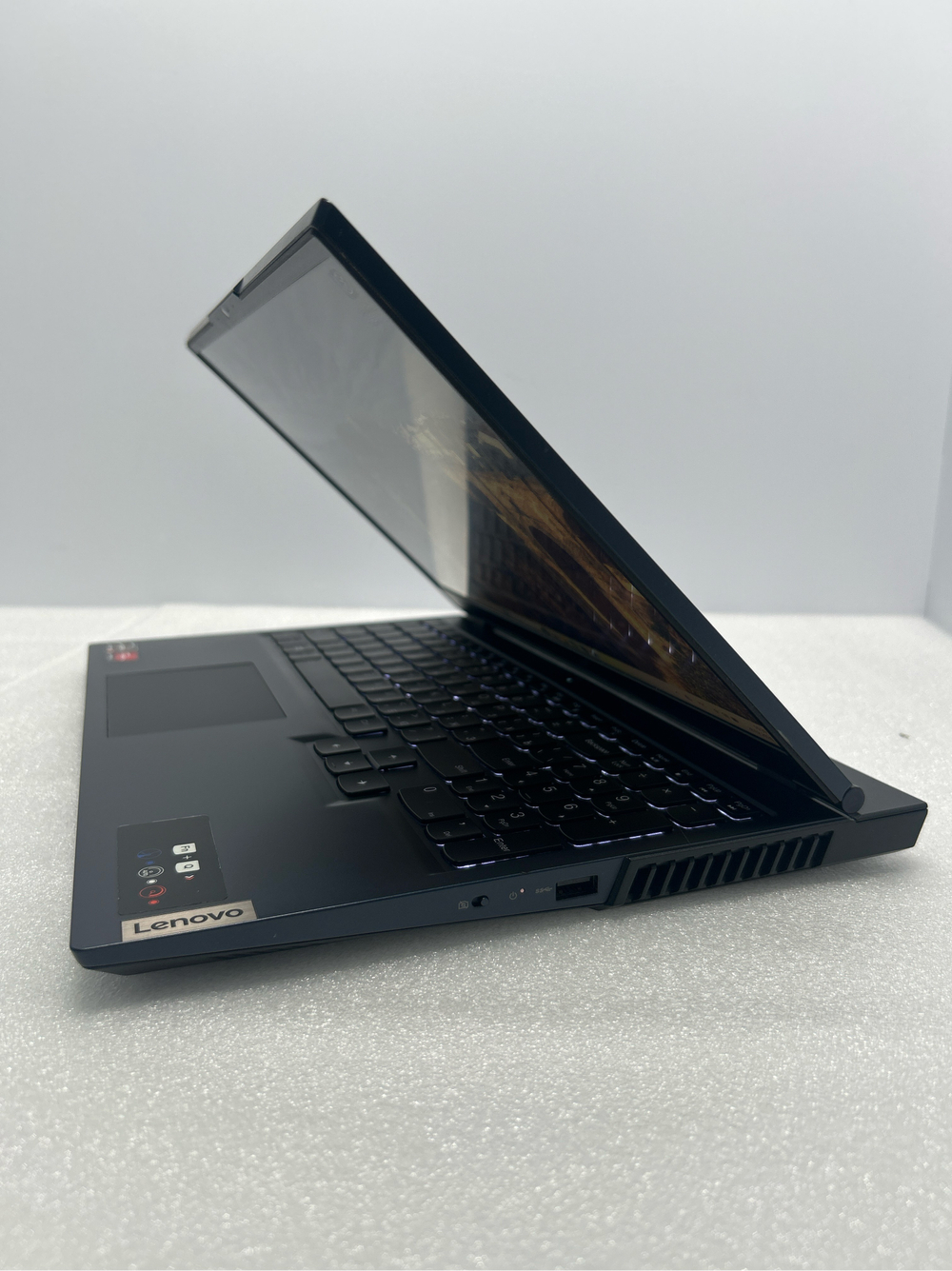 Ноутбук Lenovo Legion 5 15ACH6 (82JW001URU) 15.6"/AMD Ryzen 5 5600H/RAM 8 GB/SSD 512 GB/Nvidia RTX3050 4GB/1920x1080/IPS/Windows 10/Подсветка кл-ры: LED/черный. Состояние: Уценка/большой след. на матрице от клавиатуры/скол на топе/С1