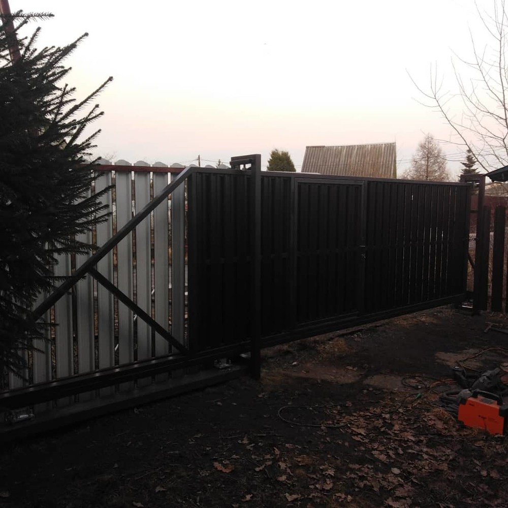 Ворота откатные с зашивкой металлоштакетником на винтовых сваях 4/2