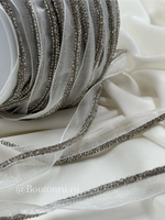 Кант на белой органзе со стразовым шнуром