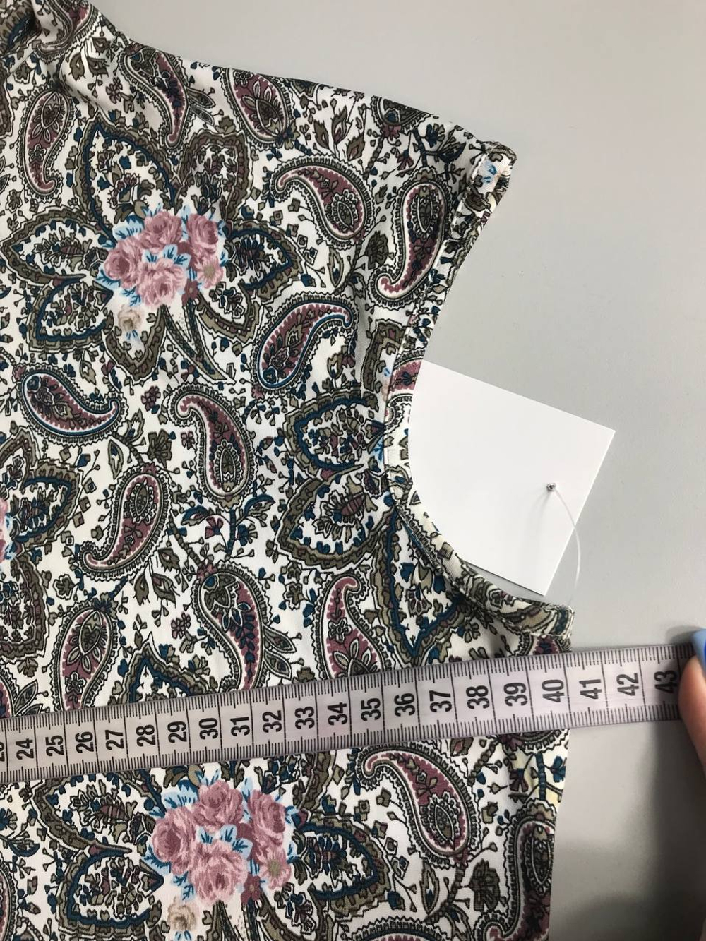 Блузка пестрая и практичная, визуально на 44 размер