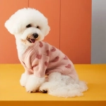 Вязаный кардиган для собак и кошек - пудровый с сердечками